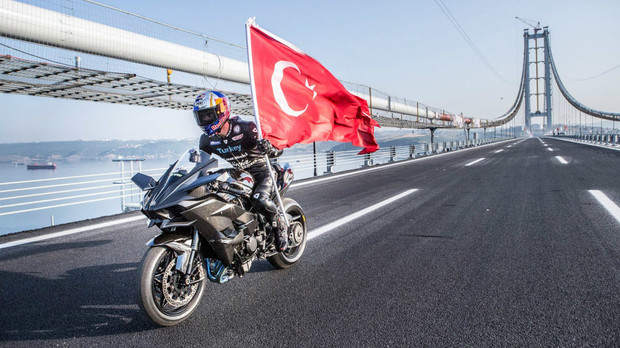 Мировой рекорд: Серийный мотоцикл разогнали до 400 км/час