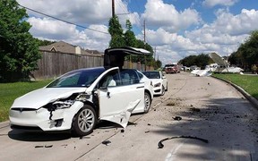 Нашли друг друга: Tesla Model X столкнулся с…самолетом