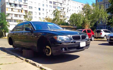 Назад в «лихие 90е»: В Киеве воруют колеса с машин