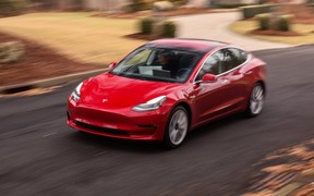 Не тормозит: на Tesla Model 3 поступила очередная партия жалоб