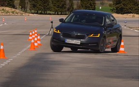 Новая Skoda Octavia не потянула «лосиный тест». Что пошло не так? ВИДЕО