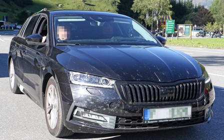 Нова Skoda Octavia втратила сором! Фото без камуфляжу