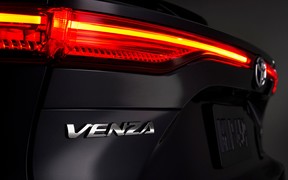 Нова Toyota Venza. Не впізнали в гримі?