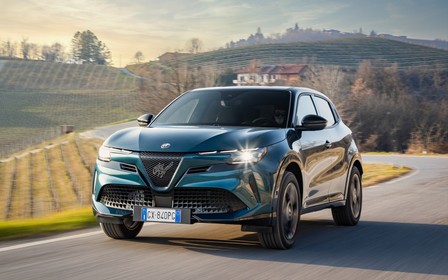 Новий Alfa Romeo Junior Q4 отримав повний привод як у Jeep Avenger 4xe