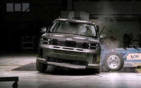 Новий Hyundai Santa Fe може зашкодити пішоходам? ВІДЕО