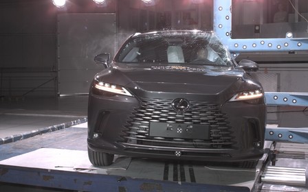 Новий Lexus RX розбили незадовго до української прем'єри