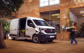 Новий Renault Master став «Фургоном 2025 року». Коли буде в Україні?