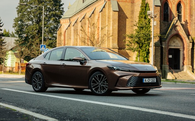 Новий седан Toyota Camry отримав український цінник.