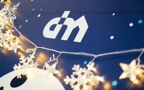 Новогоднее настроение в отделах продаж DIM: акции, праздничный декор и аромамаркетинг