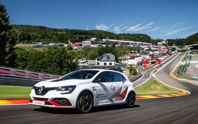 Новости спорта. «Горячий» Renault Megane отнял очередной титул у Honda Civic Type R