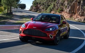 Новий Aston Martin DBX не наздожене Lamborghini Urus