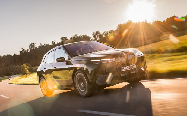 Новый BMW iX привезли в Украину «живьем». Что почем?