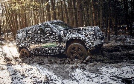 Новый Land Rover Defender: простой салон и электронная «приборка»