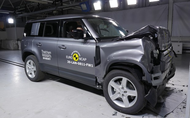Новый Land Rover Defender разбили на отлично