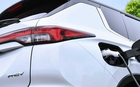Новый Mitsubishi Outlander PHEV готовится к премьере