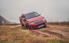 Новый пикап Toyota Hilux добрался до украинского бездорожья