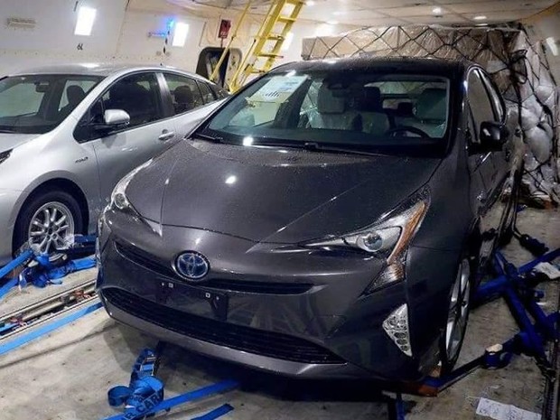 Новый Toyota Prius попался без камуфляжа