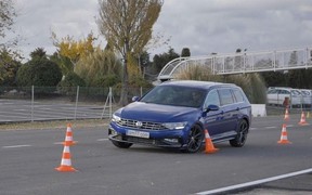 Новый Volkswagen Passat взбодрил испытателей на «лосином» тесте. ВИДЕО