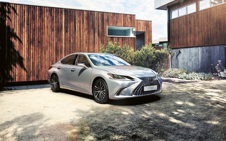 Оновлений Lexus ES почали продавати в Україні. За скільки?