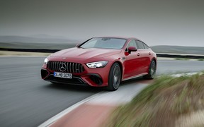 Обновленный Mercedes-AMG GT 4 получил цену в гривнах