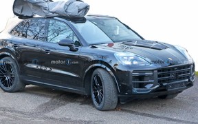 Оновлений Porsche Cayenne «застукали» на тестах