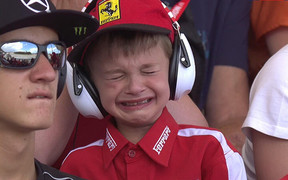 Очень расстроенного болельщика Ferrari утешали всей командой
