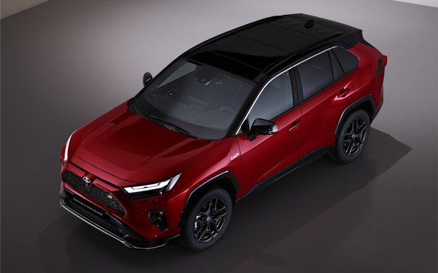 Оновлена Toyota RAV4 отримала спортивну версію. Де там спорт?