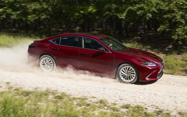 Оновлений Lexus ES отримав сучасніше обладнання