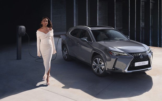 Оновлений Lexus UX 300e проїде на електриці далі