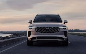Оновлений Volvo XC90 став сучаснішим і зберіг бензинові мотори
