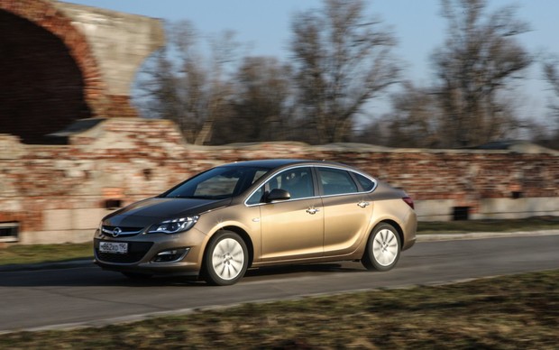 Opel Astra против Nissan Sentra: когда седан - не «баклажан»