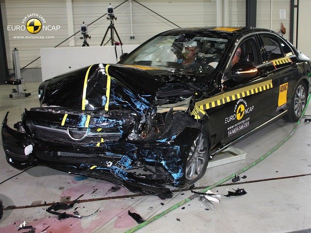 Отличники Euro NCAP: На краш-тестах разбили новый Mercedes-Benz E-Class и Peugeot 3008