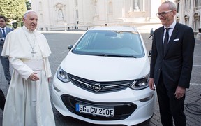 Папа Римский поменяет Санту на электрокар Ampera-e