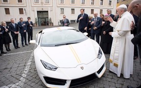 Папа Римский решил продать свой Lamborghini Huracan