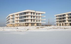 Первичный рынок жилья: разница между средней стоимостью квартир в многоквартирных домах эконом-класса в Киеве и пригороде.