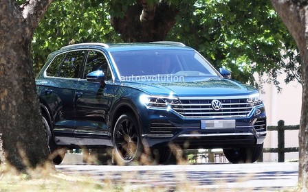 Первые фото: новый Volkswagen Touareg выкатили на дороги