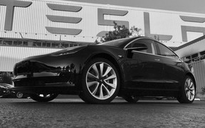 Первые фото Tesla Model 3 обнародовал сам Илон Маск