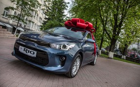 Первым обладателем нового хэтчбека Kia Rio стала жена фронтмена O.Torvald  Жени Галича