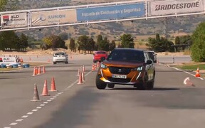 Peugeot 2008 проверили лосем. Как все прошло? ВИДЕО