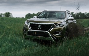 Пікап Peugeot Landtrek витримає постріл з АКМ