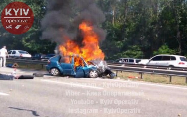 Под Киевом в результате ДТП сгорел автомобиль