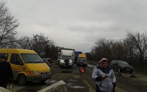 Под Николаевом заблокировали трассу, требуя ремонта дорог