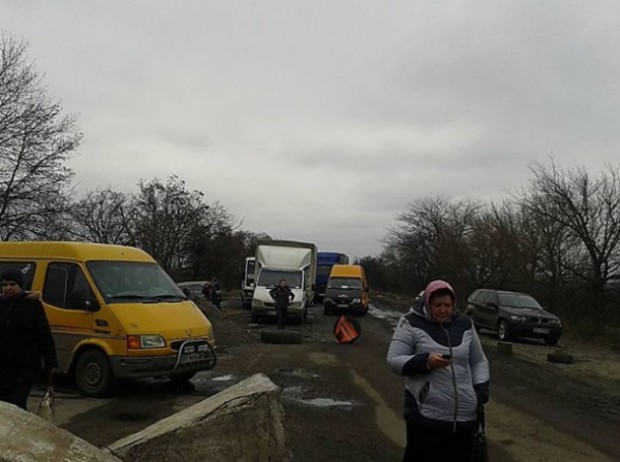 Под Николаевом заблокировали трассу, требуя ремонта дорог