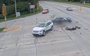 Подъем с переворотом. Jeep Cherokee устроил жуткое ДТП на перекрестке. ВИДЕО