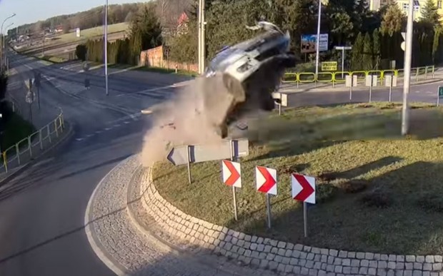 Політ нормальний? П&#39;яний водій відправив Suzuki Swift в повітря. ВІДЕО