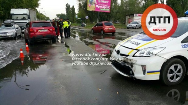 Полицейский Toyota Prius разбил две машины в Киеве