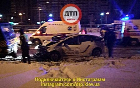 Полицейский Toyota Prius врезался в эвакуатор. Двое госпитализированы