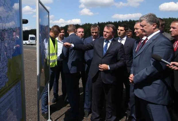 Порошенко подписал ряд законов для ускорения строительства дорог
