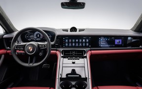 Porsche показала салон Panamera до прем'єри. Схожий на Cayenne?