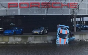 Порше идет ко дну: В Амстердаме утопили редкий Porsche 911 GT3 RS